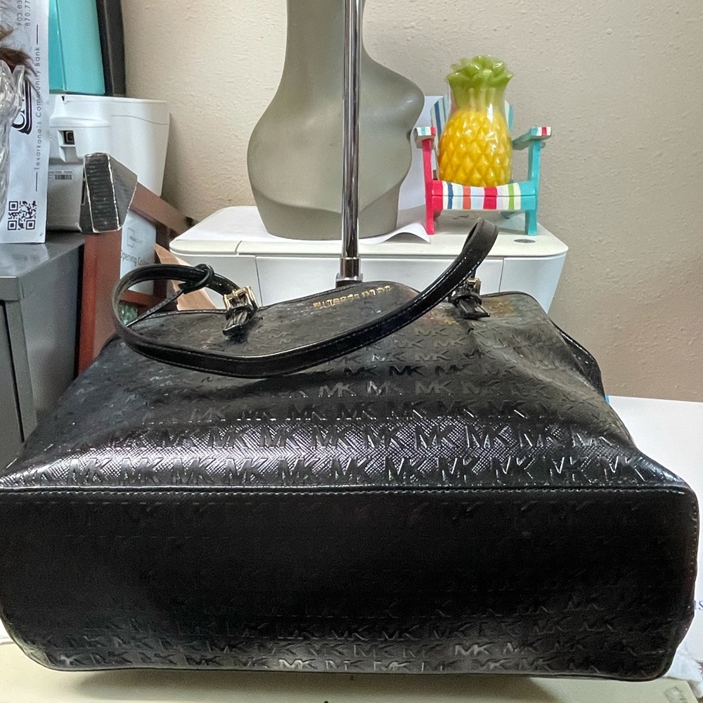 Michael Kors Jet Set Tote - Picture 4 of 7